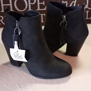 Daisy Fuentes size 9 black short style boots